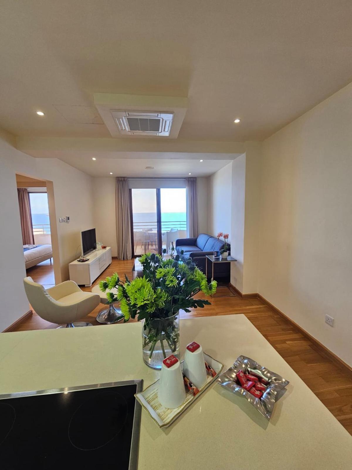 11 Suites - Golden Sunrise Suite Ларнака Номер фото
